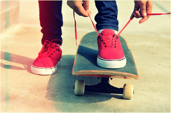 Patas de skate de mujer — Foto de Stock