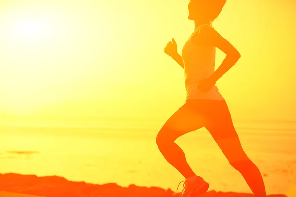 Athlète coureur courant au bord de la mer. femme fitness silhouette lever de soleil jogging séance d'entraînement concept de bien-être . — Photo