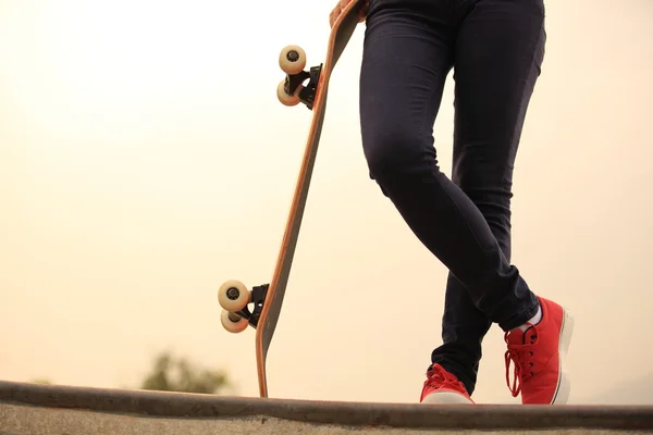 Femme skateboarder jambes — Photo