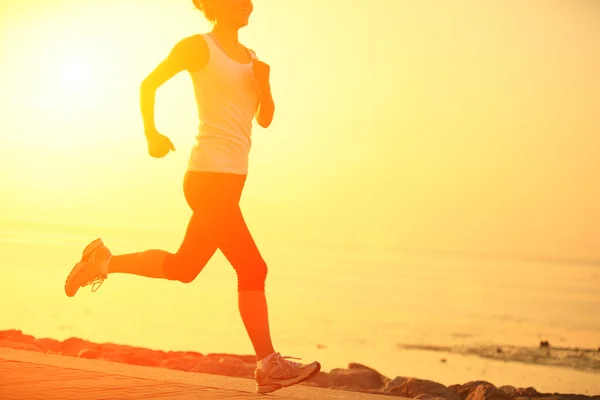 Läufer, die am Meer laufen. Frau Fitness Silhouette Sonnenaufgang Jogging Workout Wellness-Konzept. — Stockfoto