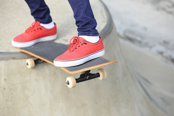 Fiatal nő lába a skatepark rámpa gördeszka — Stock Fotó