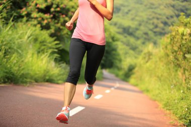 orman yolu çalışan kadın