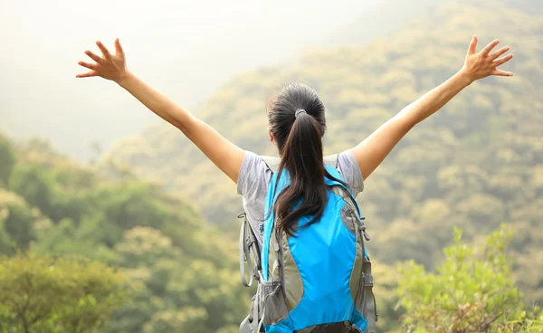 Woman open arms on mountain peak — Stock Photo, Image