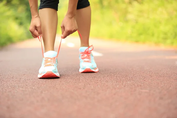 Woman running at forest trail — Stock Photo, Image