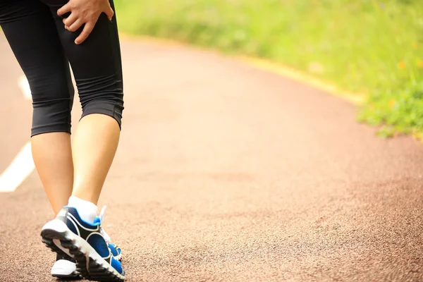 Woman running at forest trail — Stock Photo, Image