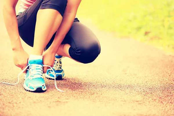 Woman hold her injured knee — Stock Photo, Image