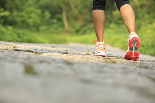 Woman running at forest trail — Stock Photo, Image