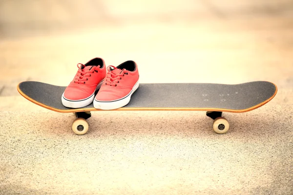 Skateboard en sneakers — Stockfoto