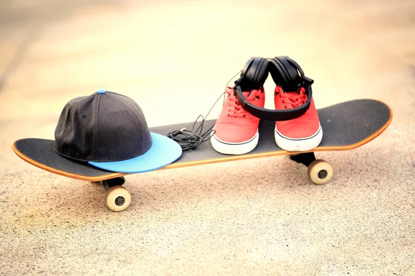 Skateboard et baskets — Photo