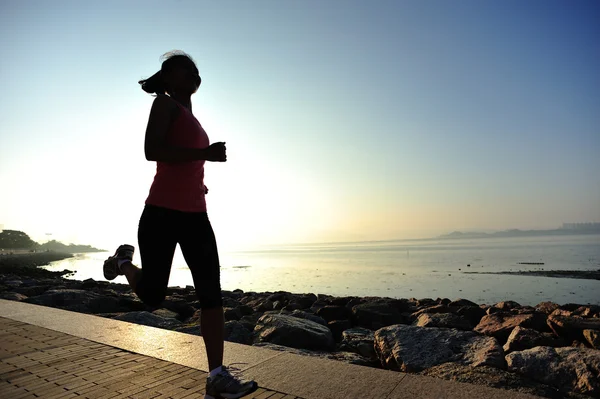 Taş beach qinghai Gölü üzerinde çalışan runner atlet — Stok fotoğraf