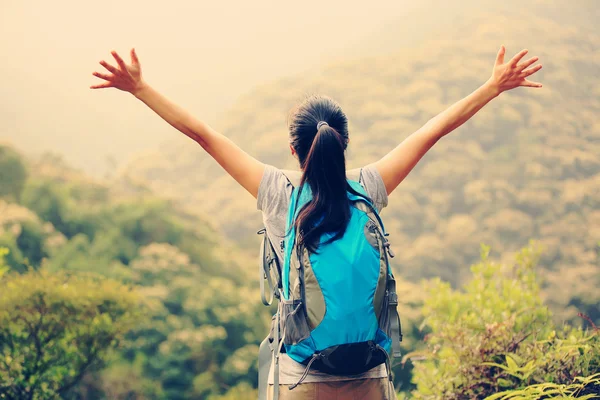 Woman open arms on mountain peak — Stock Photo, Image