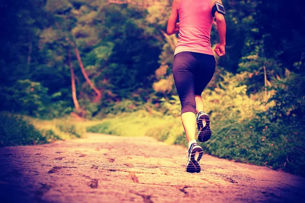 Mujer corriendo en el sendero forestal —  Fotos de Stock