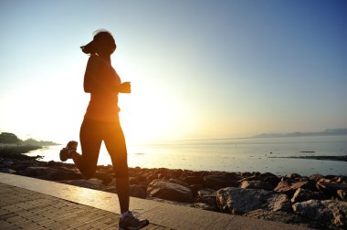 taş beach qinghai Gölü üzerinde çalışan runner atlet