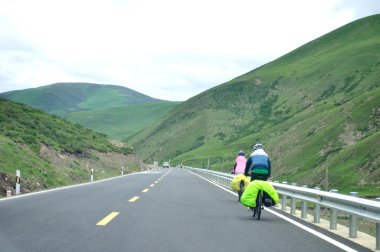 asfalt yol boyunca dağ bisikleti rides