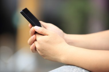 akıllı telefon kadının ellerini tutun