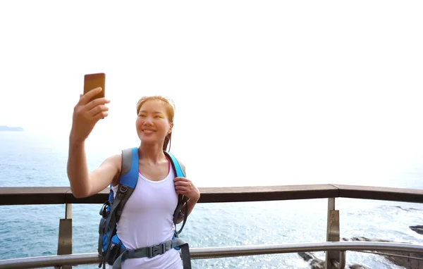 Kvinnan tar själv foto vid havet — Stockfoto