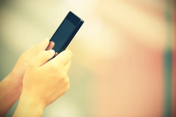 Kvinna händer hålla skarp telefonerna — Stockfoto