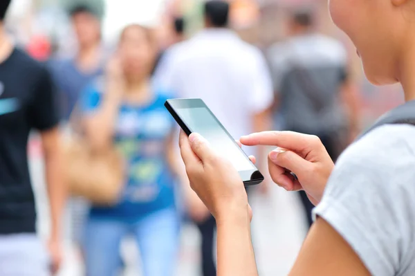 Kvinna händer hålla skarp telefonerna — Stockfoto