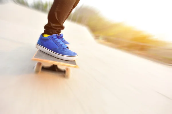 Skateboarding v skateparku — Stock fotografie