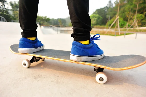 Skateboarden op skatepark — Stockfoto