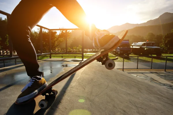 Sonnenaufgang Frau Skateboarden — Stockfoto