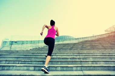 Stairs.pt üzerinde çalışan runner atlet.
