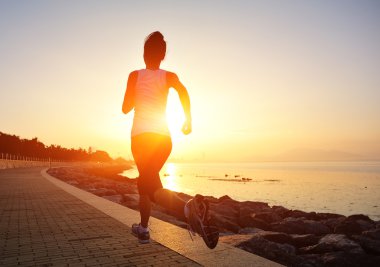 Deniz kenarında çalışan runner atlet.