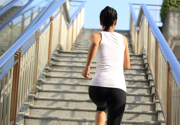 Αθλητής δρομέας τρέχει στο stairs.pt. — Φωτογραφία Αρχείου