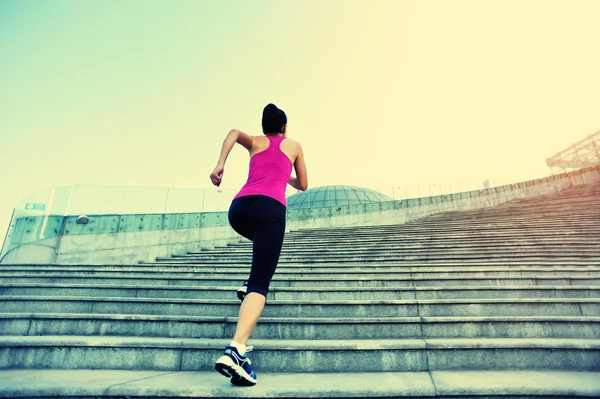 Sportovec běžec běží na stairs.pt. — Stock fotografie