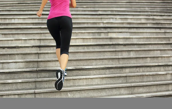 Αθλητής δρομέας τρέχει στο stairs.pt. — Φωτογραφία Αρχείου