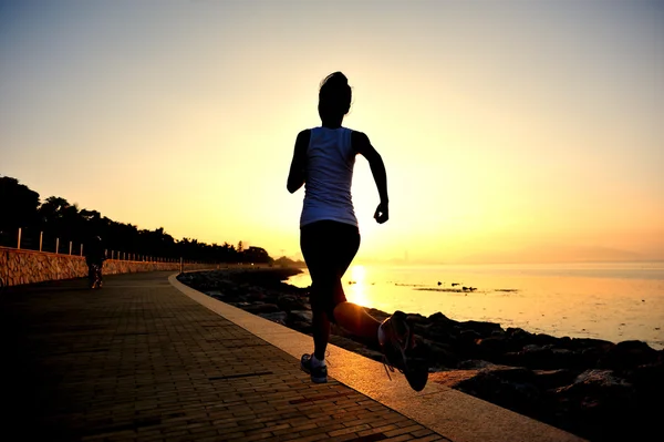 Deniz kenarında çalışan runner atlet. — Stok fotoğraf