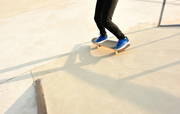 Skateboard femme jambes au lever du soleil — Photo