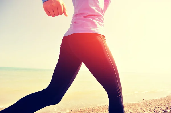 Atleta corredor correndo à beira-mar . — Fotografia de Stock