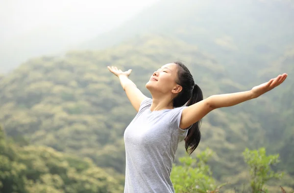 Cheering hiking woman enjoy the beautiful view — Stock Photo, Image