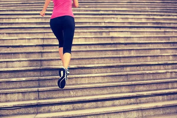 Athlète coureur courant dans les escaliers . — Photo