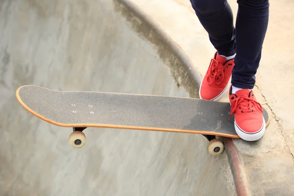 Skateboarding žena nohy při východu slunce — Stock fotografie