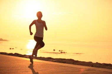 Deniz kenarında çalışan runner atlet.
