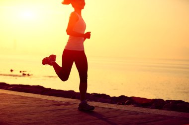 Deniz kenarında çalışan runner atlet.