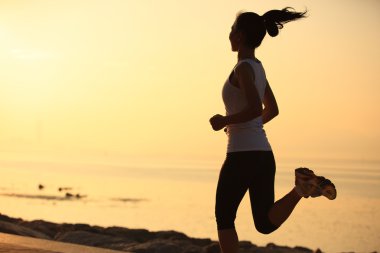 Deniz kenarında çalışan runner atlet.