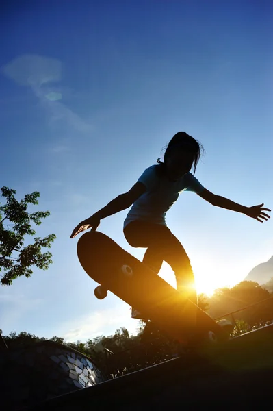 Skateboarden vrouw — Stockfoto