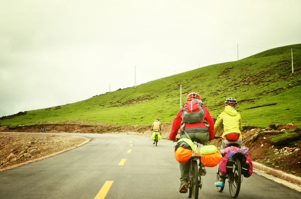 Människor cykel mountainbike klättring bergsväg — Stockfoto