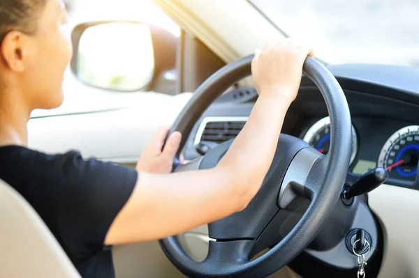 Mulher motorista de condução no carro — Fotografia de Stock