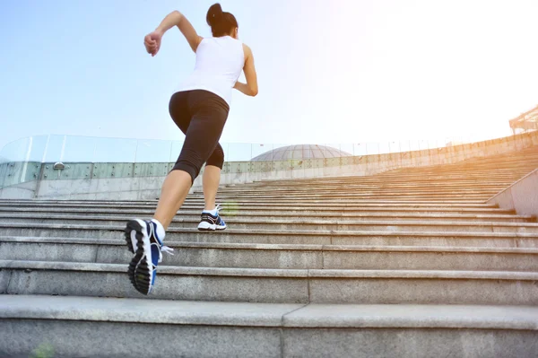 Αθλητής δρομέας τρέχει στα σκαλοπάτια. — Φωτογραφία Αρχείου