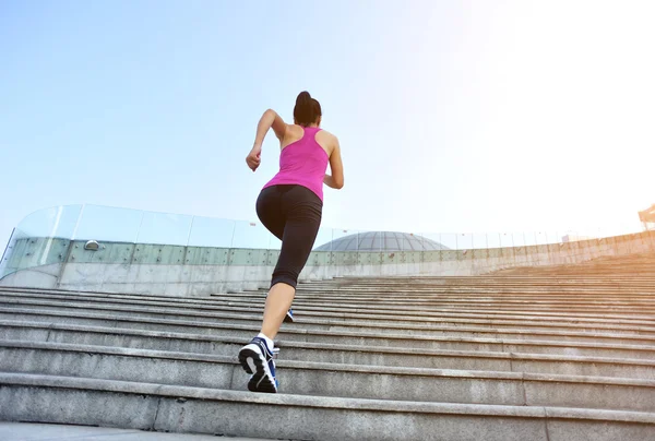 Athlète coureur courant dans les escaliers . — Photo