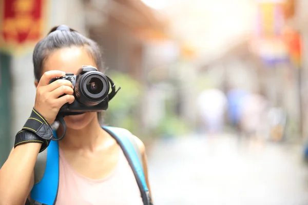 Mujer fotógrafa tomando fotos —  Fotos de Stock