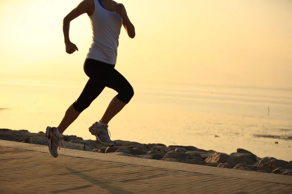 Deniz kenarında çalışan runner atlet. — Stok fotoğraf