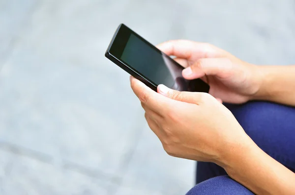 Kvinna händer hålla skarp telefonerna — Stockfoto