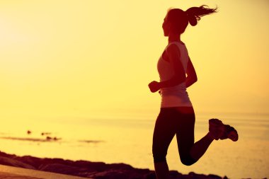 Deniz kenarında çalışan runner atlet.