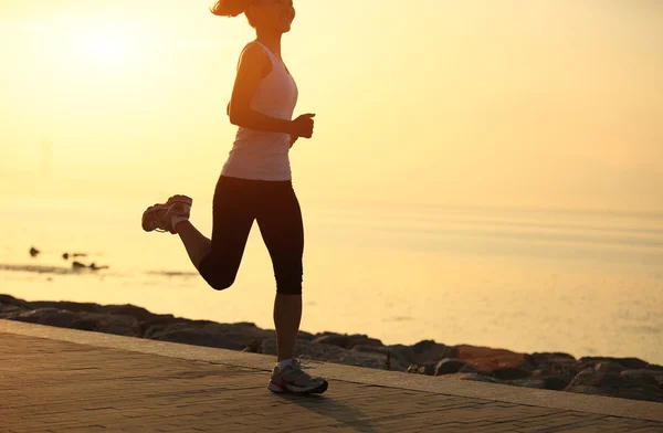 Deniz kenarında çalışan runner atlet. — Stok fotoğraf