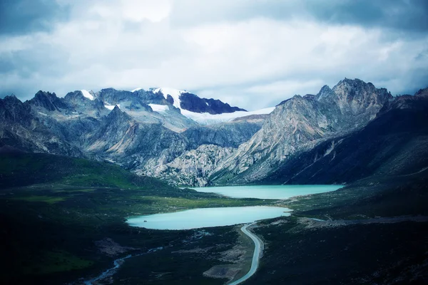 湖和雪的山 — 图库照片